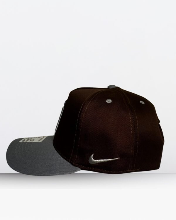 Gorra Beisbolera SD Marrón - Imagen 2